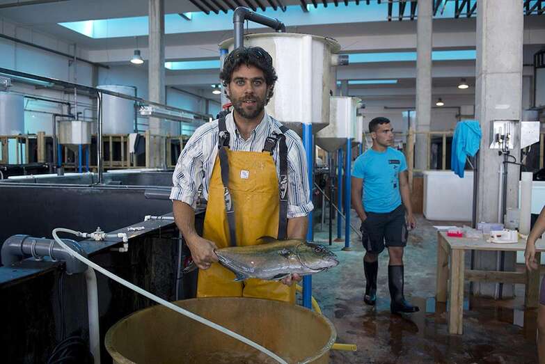 Uno de los investigadores del estudio en las instalaciones de IU-ECOAQUA de Taliarte/TA.